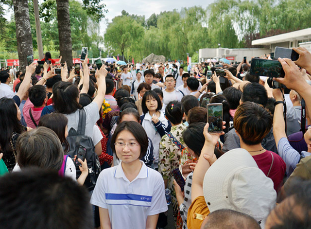山东高考女生睡路边，白发母亲扇扇子，底细曝光，网友：心疼！
