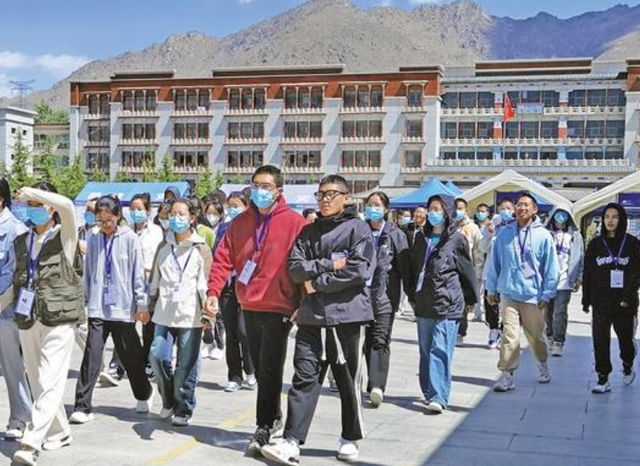 山东高考女生睡路边，白发母亲扇扇子，底细曝光，网友：心疼！