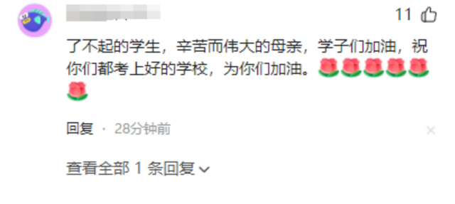 山东高考女生睡路边，白发母亲扇扇子，底细曝光，网友：心疼！