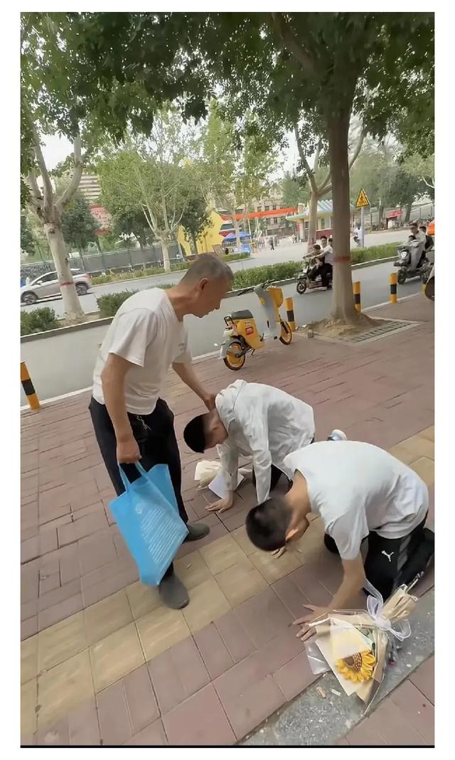 泪目！7旬爷爷高温陪考，双胞胎孙子出考场叩头跪拜！真相太心酸
