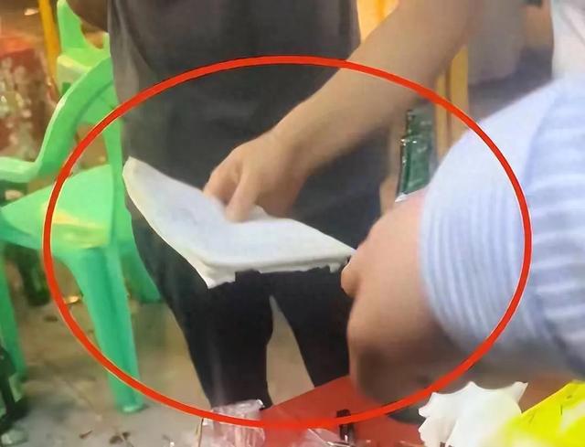 重庆文旅天塌了！三人780元被持刀威逼
逼迫买单，全城本地人发声