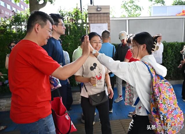 痛心！2025高考刚结束，多名考生受伤，18岁女孩脱离了大家
！