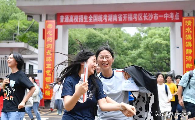 痛心！2025高考刚结束，多名考生受伤，18岁女孩脱离了大家
！