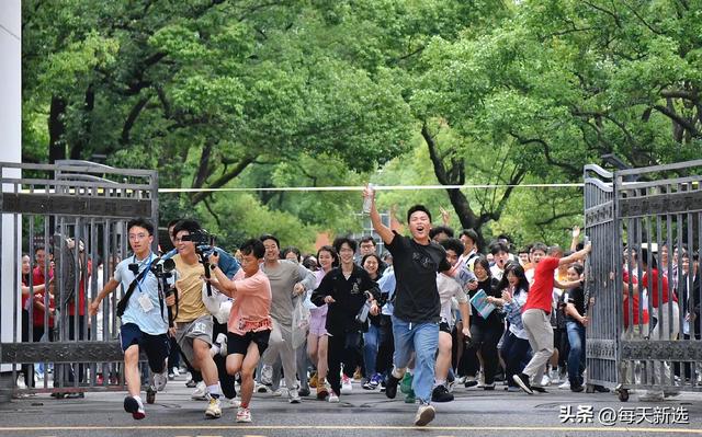 痛心！2025高考刚结束，多名考生受伤，18岁女孩脱离了大家
！