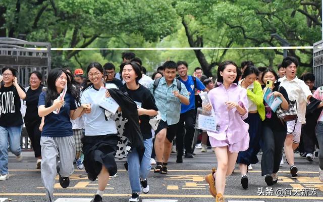 痛心！2025高考刚结束，多名考生受伤，18岁女孩脱离了大家
！