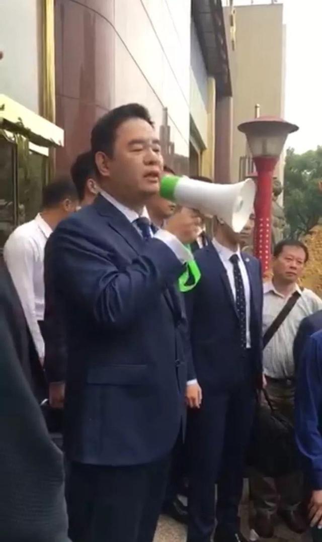 卷走200亿，干倒8000名富豪，“广东第一平易近
企”竟是惊天圈套
？