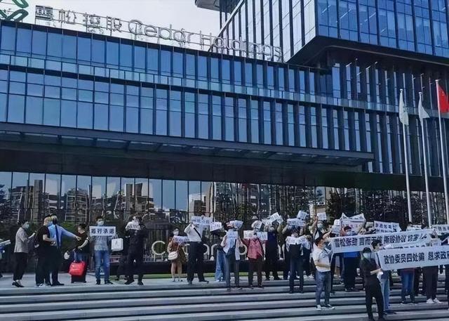 卷走200亿，干倒8000名富豪，“广东第一平易近
企”竟是惊天圈套
？