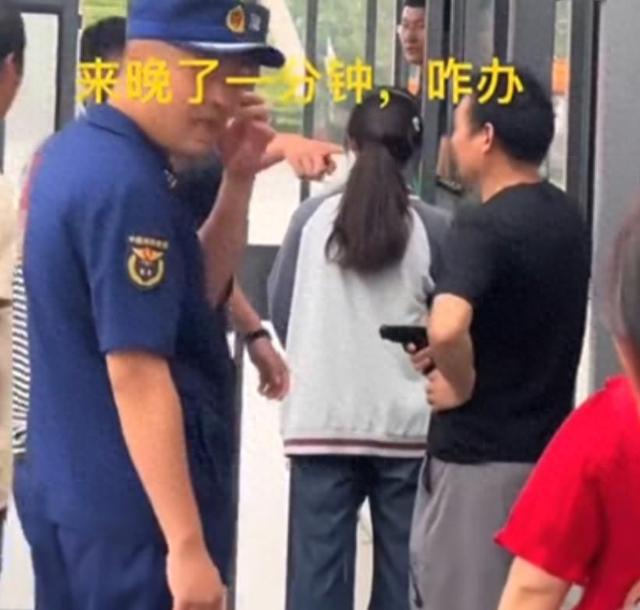 女生高考迟到1分钟被拒！知恋人曝缘故原由，女生是清北班，家住对面