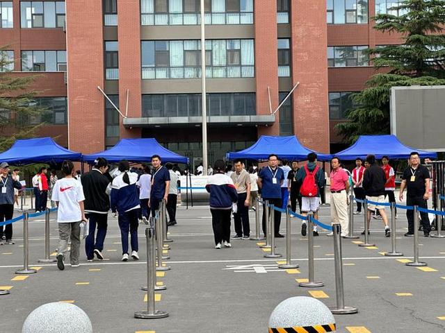 女生高考迟到1分钟被拒！知恋人曝缘故原由，女生是清北班，家住对面