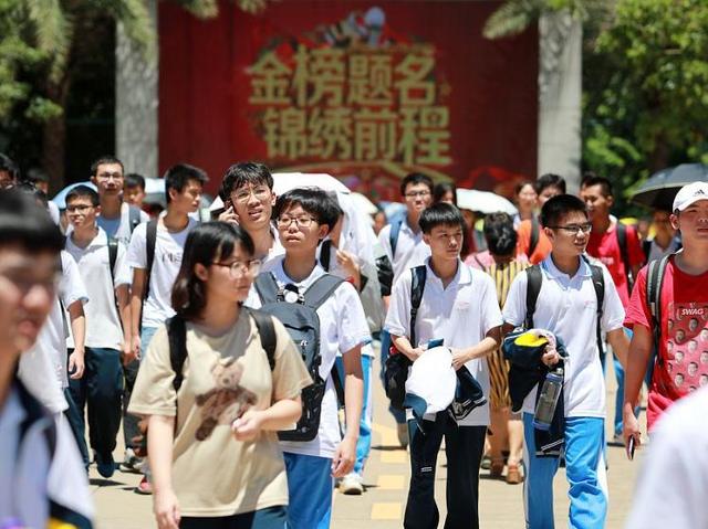 女生高考迟到1分钟被拒！知恋人曝缘故原由，女生是清北班，家住对面