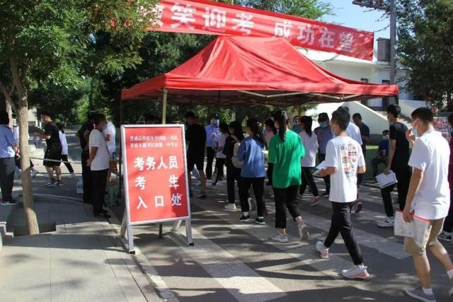 女生高考迟到1分钟被拒！知恋人曝缘故原由，女生是清北班，家住对面