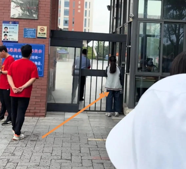 女生高考迟到1分钟遭拒！知恋人曝光，考生是清北班，住科场对面