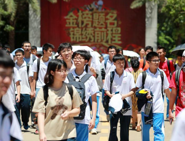 女生高考迟到1分钟遭拒！知恋人曝光，考生是清北班，住科场对面
