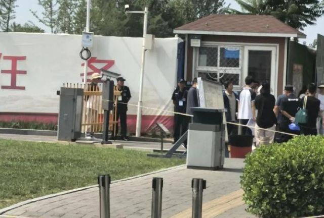 女生高考迟到1分钟遭拒！知恋人曝光，考生是清北班，住科场对面