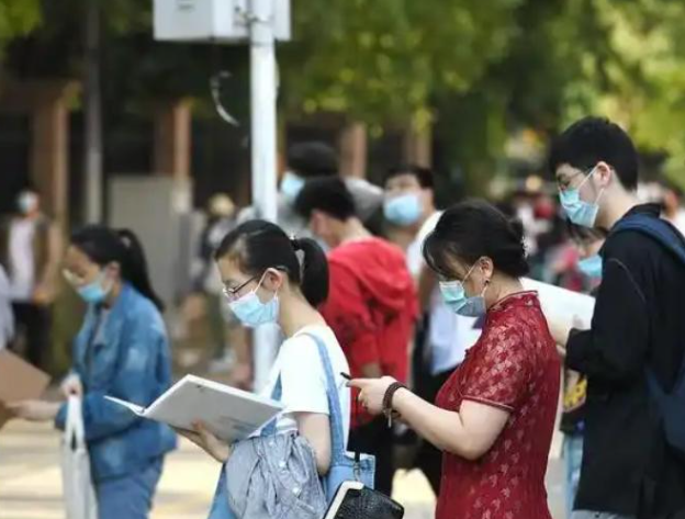 女生高考迟到1分钟遭拒！知恋人曝光，考生是清北班，住科场对面