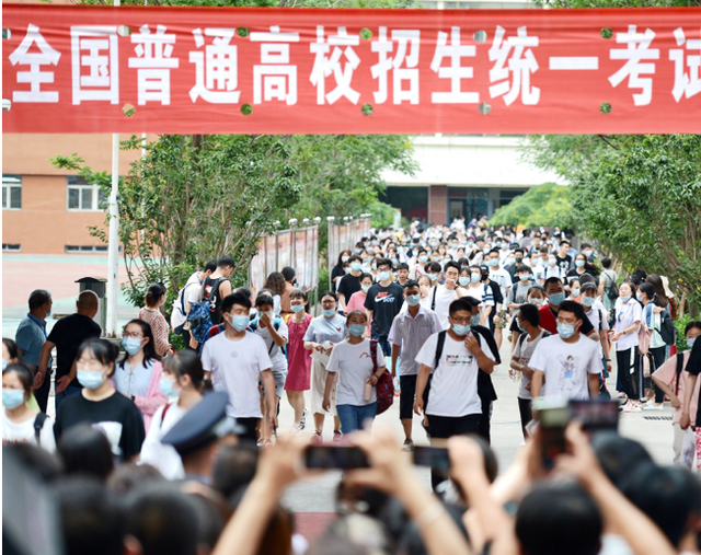 女生高考迟到1分钟遭拒！知恋人曝光，考生是清北班，住科场对面