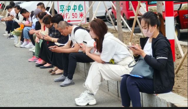 高考刚竣事，社会就出现三年夜
“反常”征象，前两个令人感到担忧！