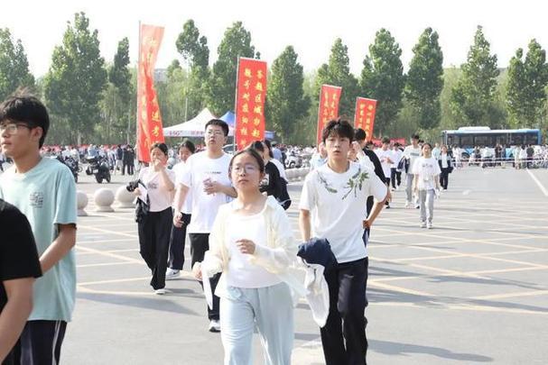 高考刚竣事，社会就出现三年夜
“反常”征象，前两个令人感到担忧！
