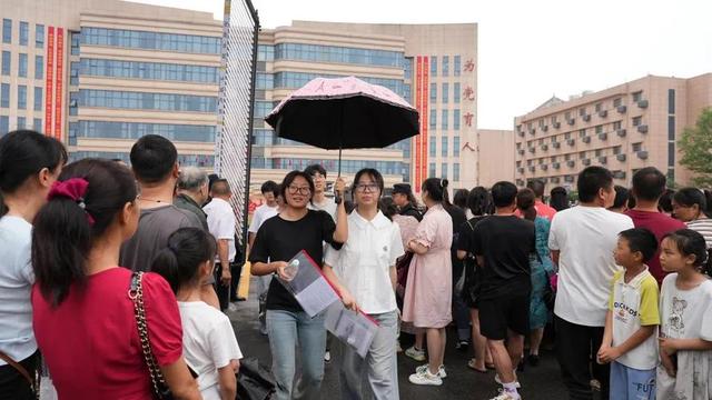 高考刚竣事，社会就出现三年夜
“反常”征象，前两个令人感到担忧！