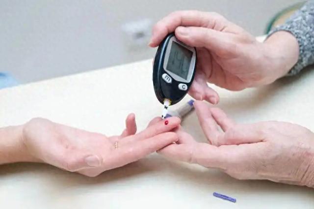 夏季到临，医生提示糖尿病患者：宁可吃点生果
，也别天天吃这3物