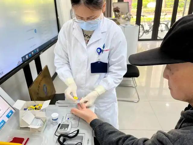 夏季到临，医生提示糖尿病患者：宁可吃点生果
，也别天天吃这3物