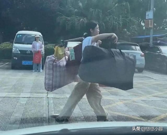 "扁担挑行李"女孩后续！班主任发声：女孩成绩曝光，家境程度流出