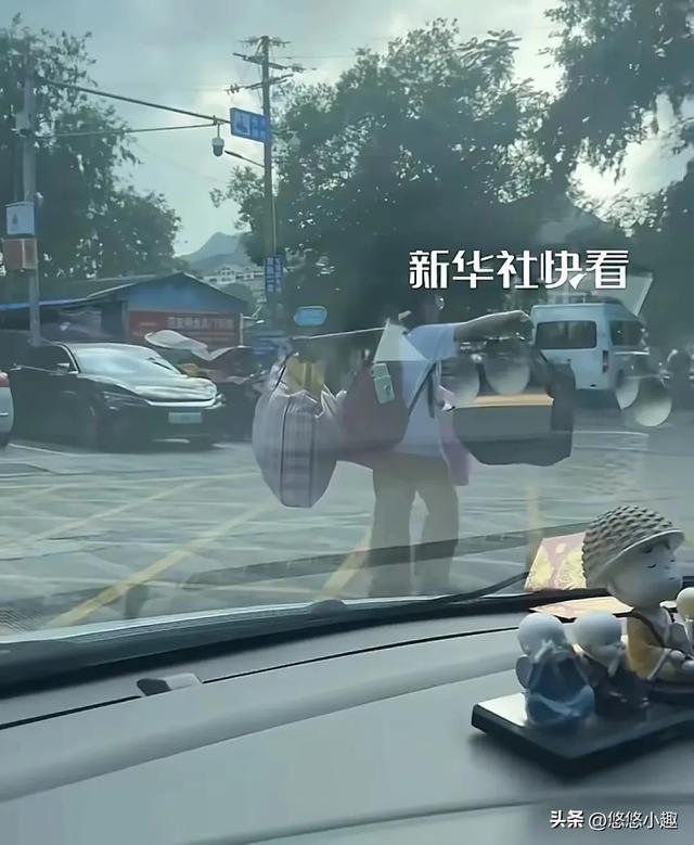 "扁担挑行李"女孩后续！班主任发声：女孩成绩曝光，家境程度流出