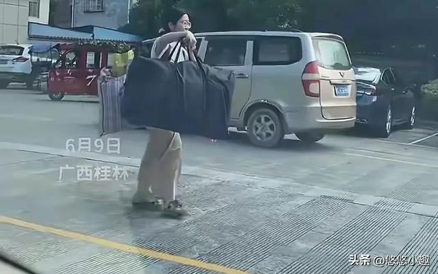 "扁担挑行李"女孩后续！班主任发声：女孩成绩曝光，家境程度流出