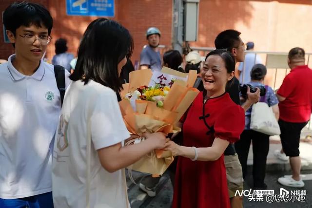 "扁担挑行李"女孩后续！班主任发声：女孩成绩曝光，家境程度流出