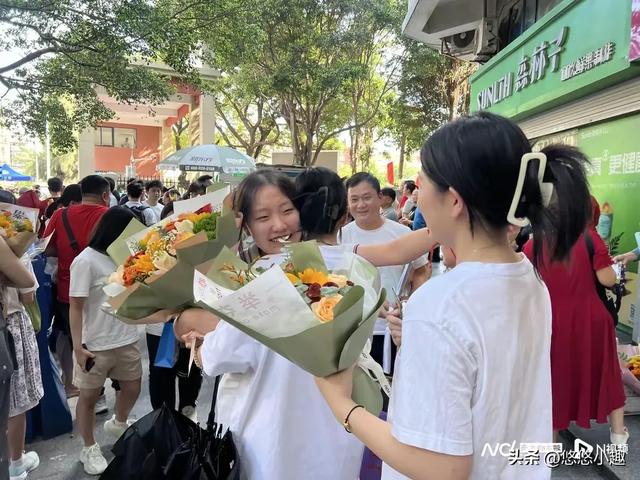 "扁担挑行李"女孩后续！班主任发声：女孩成绩曝光，家境程度流出