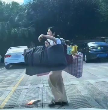 高考竣事挑行李回家的女生找到了！班主任：她很受苦朴实，父亲在外打工