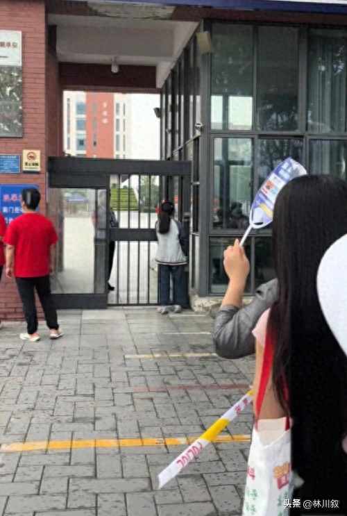 高考迟到2分钟铁门紧闭！母亲下跪孩子翻墙，校方：这是高考规则

