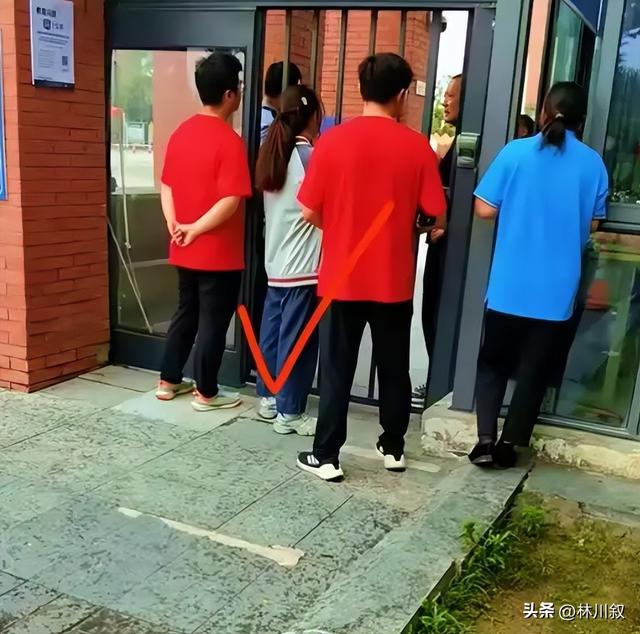 高考迟到2分钟铁门紧闭！母亲下跪孩子翻墙，校方：这是高考规则

