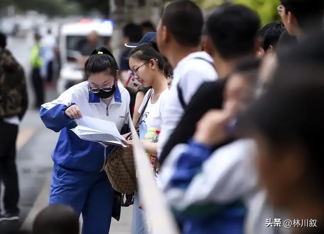 高考迟到2分钟铁门紧闭！母亲下跪孩子翻墙，校方：这是高考规则

