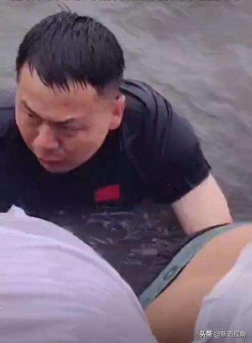 军人跳湖连救5人后续：身份曝光，开10万车引争议 白衬衫亲自欢迎