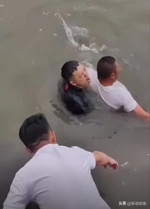 军人跳湖连救5人后续：身份曝光，开10万车引争议 白衬衫亲自欢迎