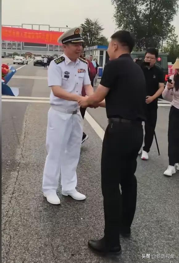 军人跳湖连救5人后续：身份曝光，开10万车引争议 白衬衫亲自欢迎