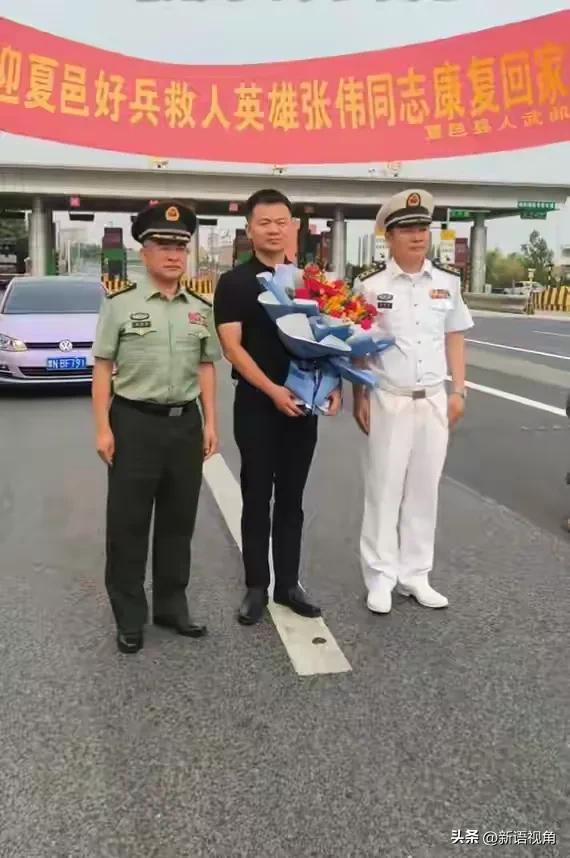 军人跳湖连救5人后续：身份曝光，开10万车引争议 白衬衫亲自欢迎