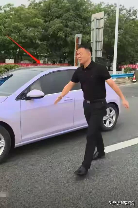 军人跳湖连救5人后续：身份曝光，开10万车引争议 白衬衫亲自欢迎