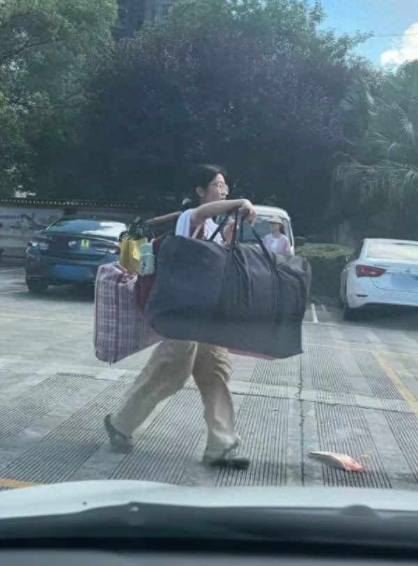 女生高考后独自挑着行李离校引热议 其地点中学回应：结果出来前不想影响到她
