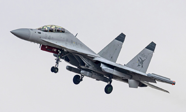 日本海空军力拦截辽宁舰，歼15D突然脱手，日方舰机雷达当场罢工