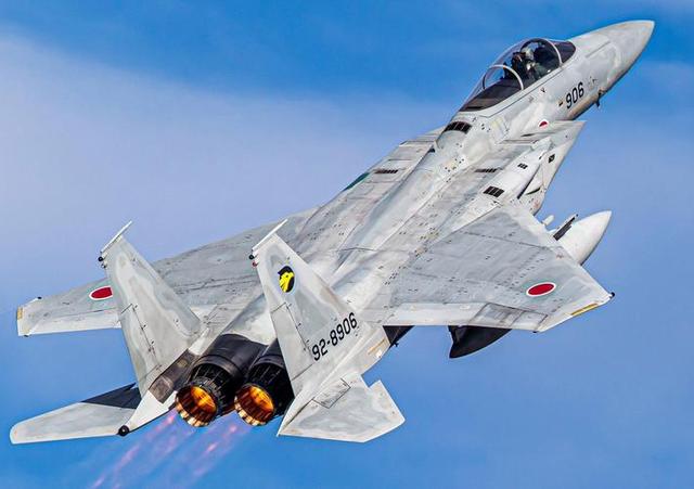 日本海空军力拦截辽宁舰，歼15D突然脱手，日方舰机雷达当场罢工