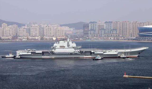 日本海空军力拦截辽宁舰，歼15D突然脱手，日方舰机雷达当场罢工