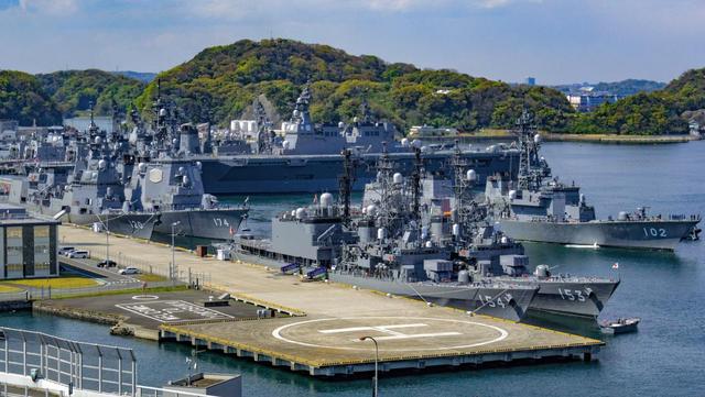 日本海空军力拦截辽宁舰，歼15D突然脱手，日方舰机雷达当场罢工