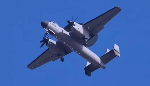 日本海空军力拦截辽宁舰，歼15D突然脱手，日方舰机雷达当场罢工