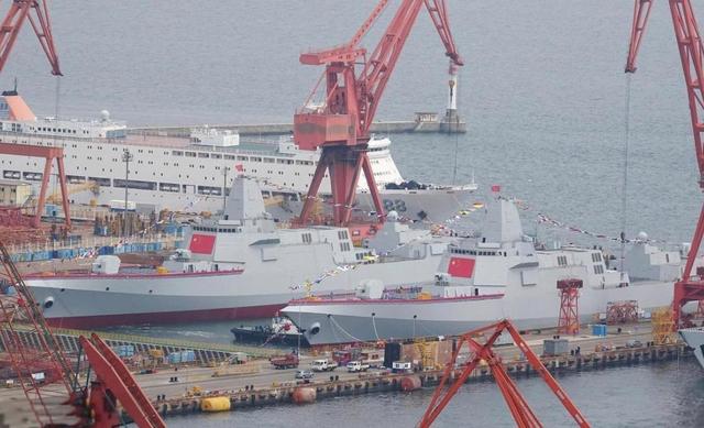 日本海空军力拦截辽宁舰，歼15D突然脱手，日方舰机雷达当场罢工