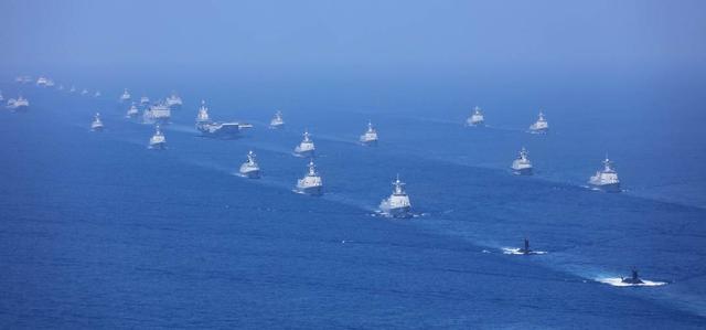 日本海空军力拦截辽宁舰，歼15D突然脱手，日方舰机雷达当场罢工