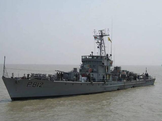 日本海空军力拦截辽宁舰，歼15D突然脱手，日方舰机雷达当场罢工
