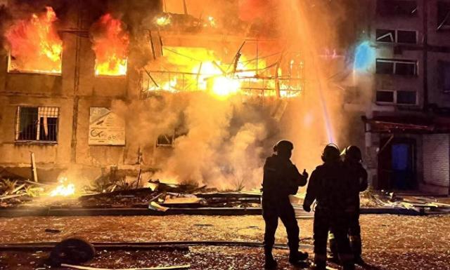 谁在给俄军情报？凌晨5点致命一击：钻地弹击穿爆炸142枚西方导弹
