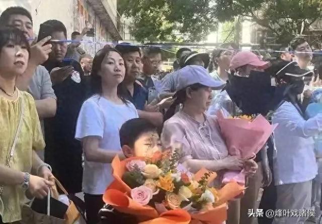 挑行李的女孩火了！人平易近
日报转发，家景流出，学校也有了最新回应